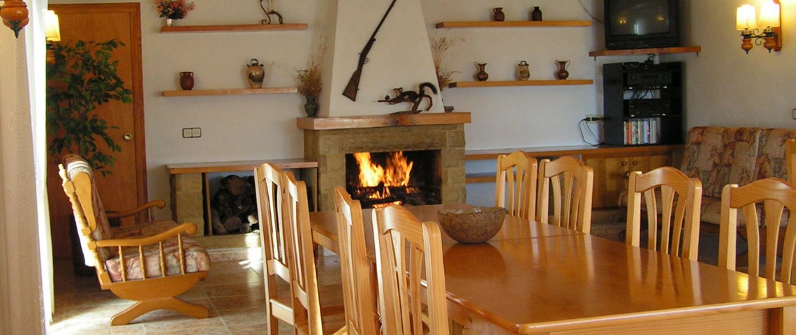 Sala-menjador amb llar de foc.