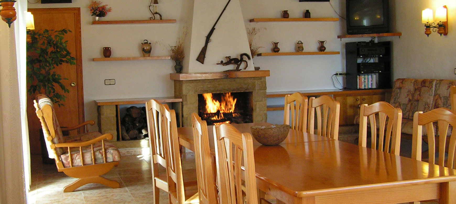 Sala-menjador amb llar de foc.